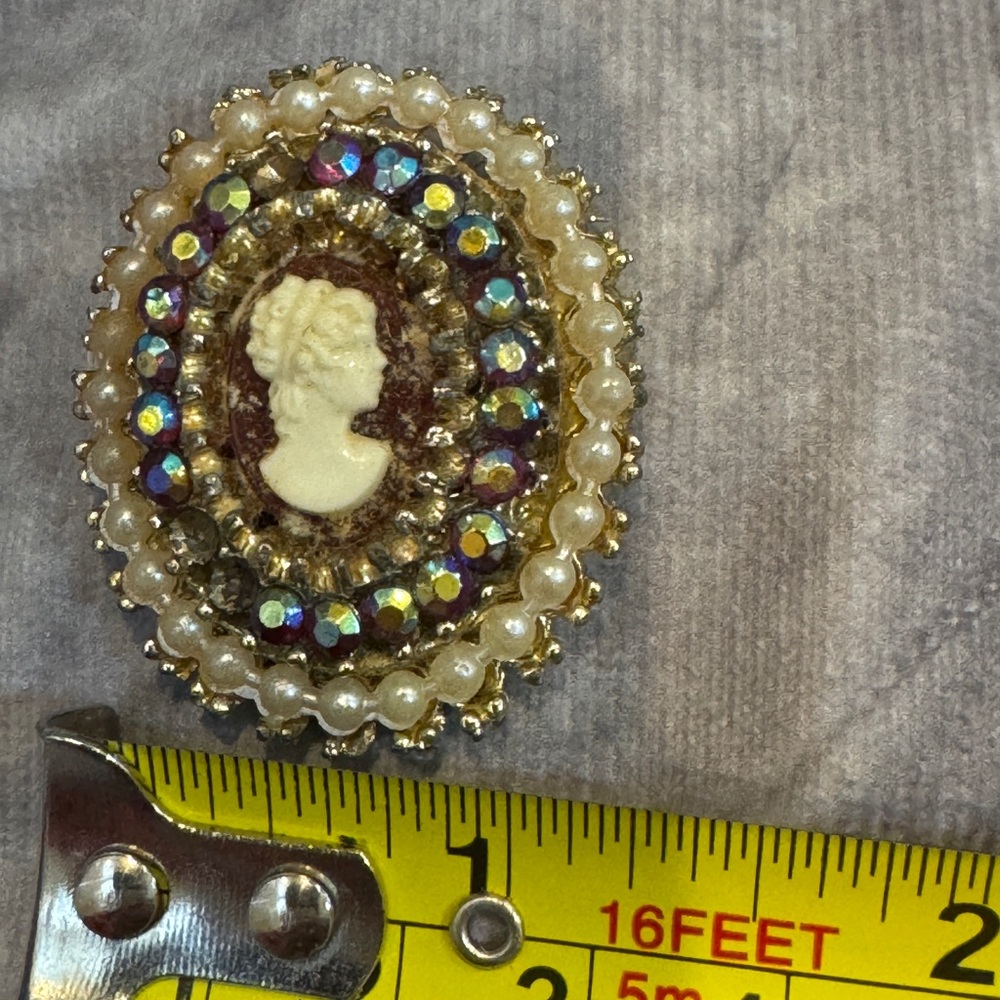 Elegant‎ Cameo Pearl Brooch/Pin - Picture 2 of 6